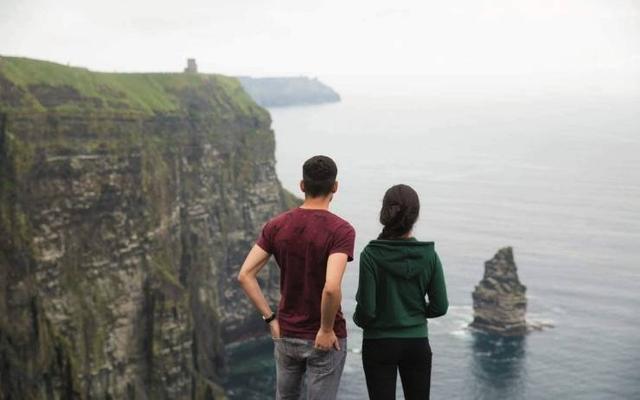 Couple aux Falaises de Moher en Irlande