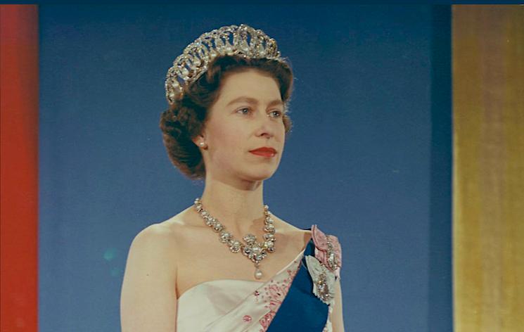 La Reine Élizabeth II portant la couronne, la ceinture bleue et la toge rose en 1959