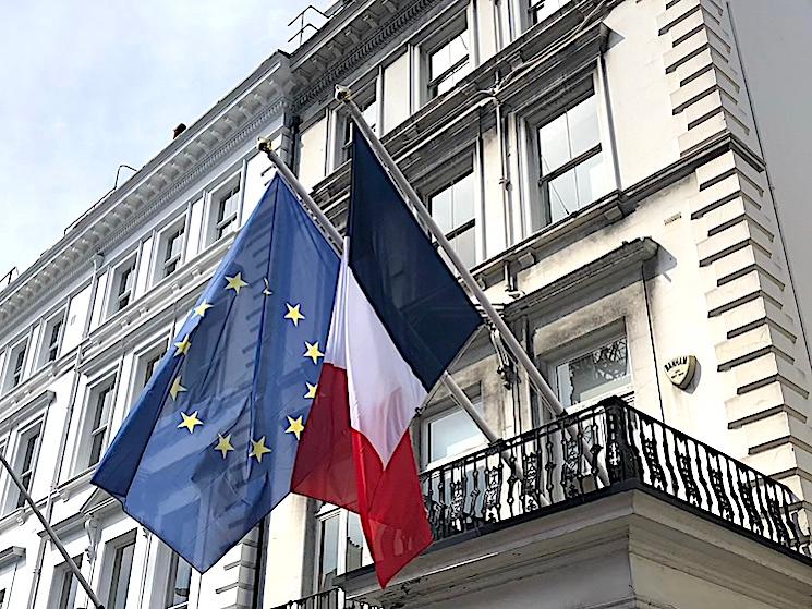 Le consulat de France à Londres avec les drapeaux français et européen