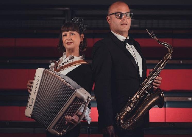 Photographie de Fifi la Mer à l'accordéon et Oliver Wilby au saxophone pour leur nouveau spectacle à Londres