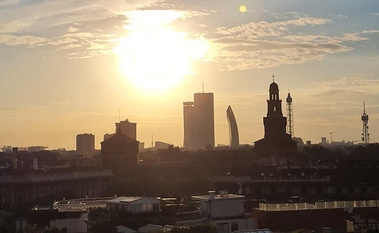 coucher de soleil sur le skyline de Milan