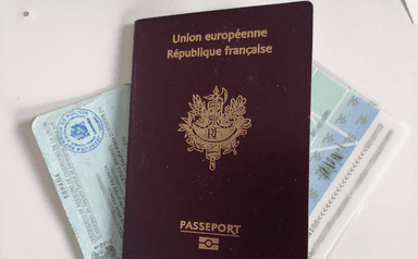 un passeport français, une carte d'identité française et un document d'identité espagnol pour étrangers (NIE)