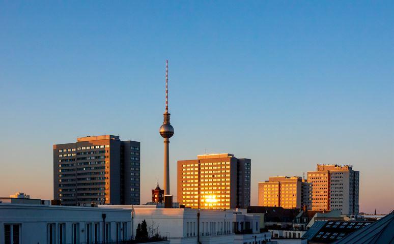 Berlin skyline sous le soleil, ciel bleu