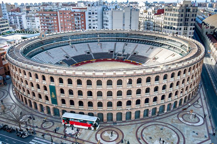 Des arènes dans une ville