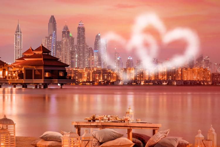 Photo de Dubaï au coucher du soleil avec deux coeurs faits de vapeur sur l'image