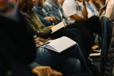 groupe de personnes avec prise de notes