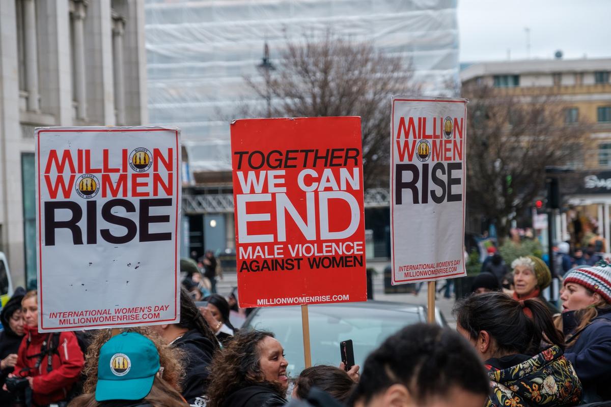 Femme à la marche Million Women Rise samedi 5 mars