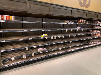 Des étagères vides dans un supermarché espagnol