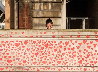 Le mur du souvenir à Londres en commémoration des victimes de la pandémie