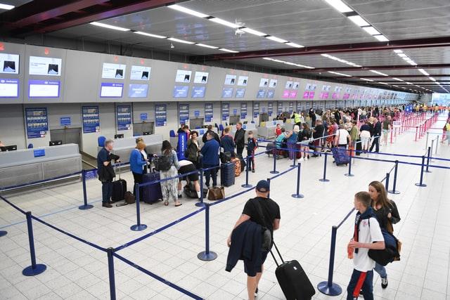 Voyageurs dans la file d'attente de l'aéroport pour l'enregistrement