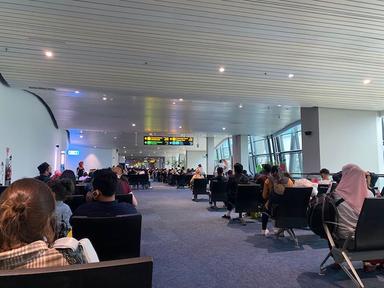 des passagers en attente a l'aéroport Jakarta pour la quarantaine