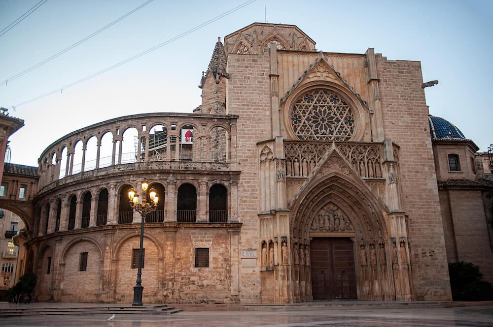 Façade d'une cathédrale avec un portique