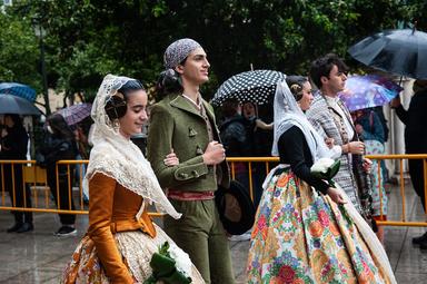 Des femmes et des hommes en costume sous la pluie