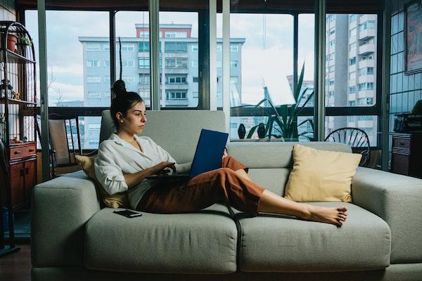 une jeune femme qui teletravaille en Espagne