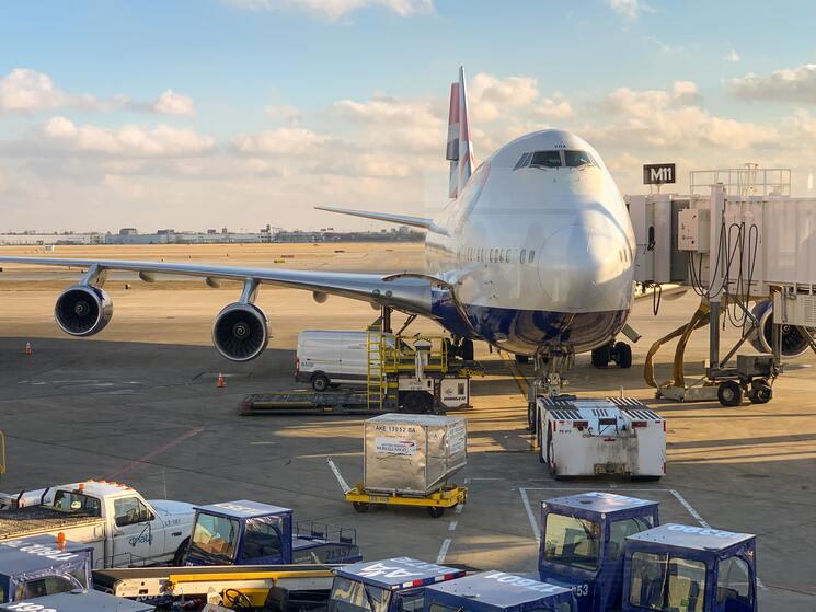 Un avion est prêt à décoller