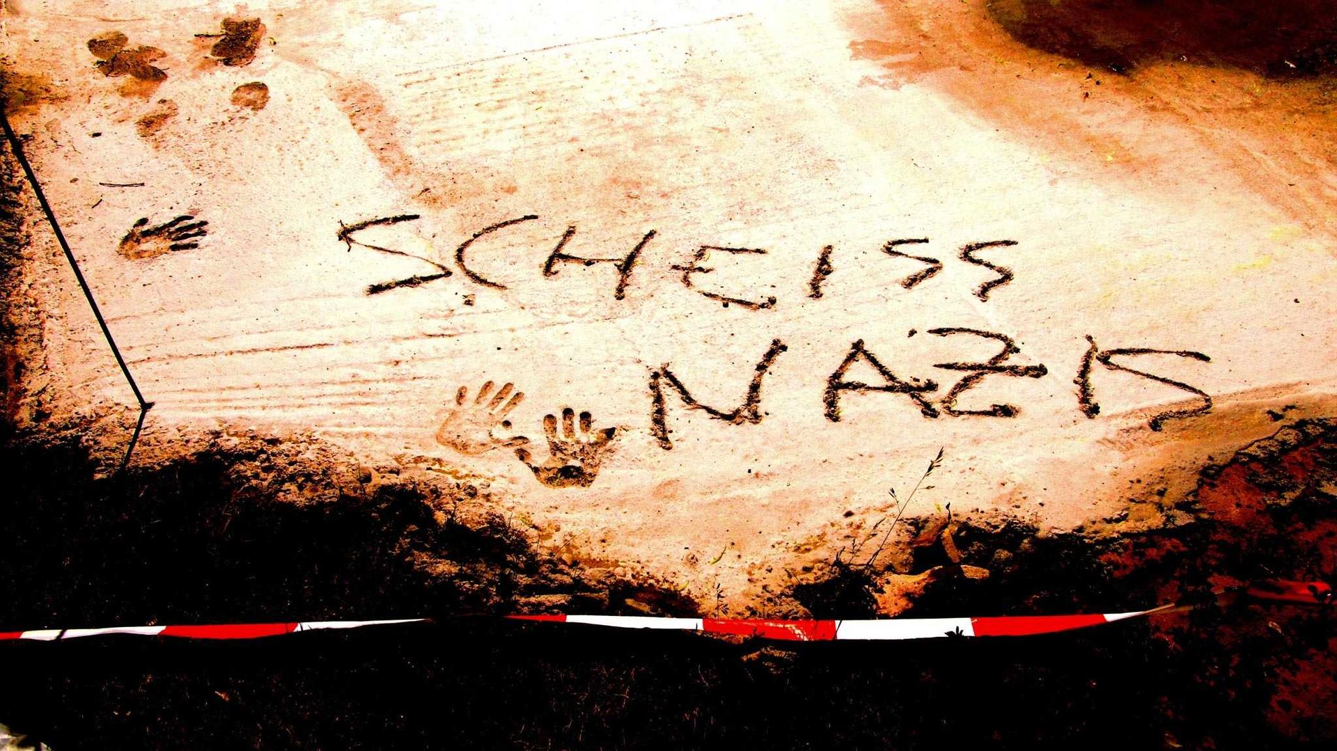 "scheiss nazis" inscrit sur une planche 