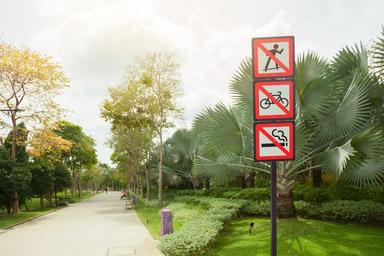 un panneau non fumeur dans les rues de Singapour