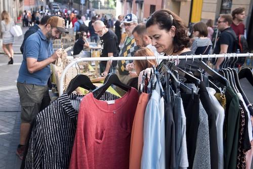 Des gens qui font du shopping a madrid