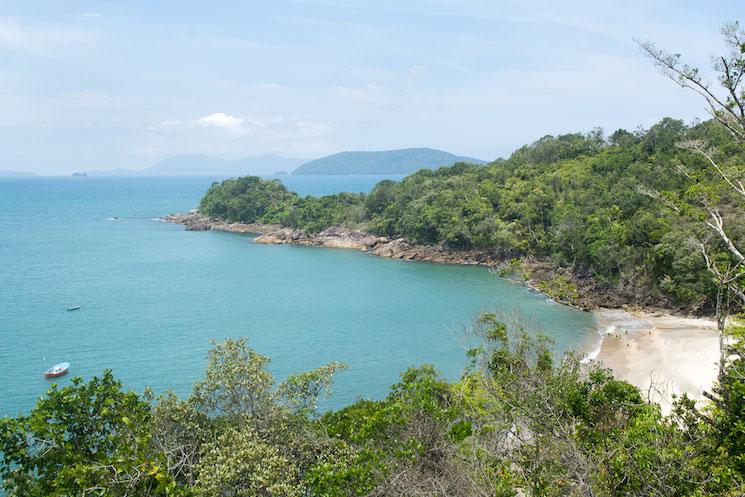 Plage déserte au quilombo de caçandoca