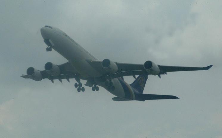 Un avion au décollage vers la Thaïlande