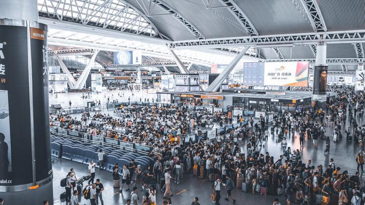 Des files d'attente dans un aéroport