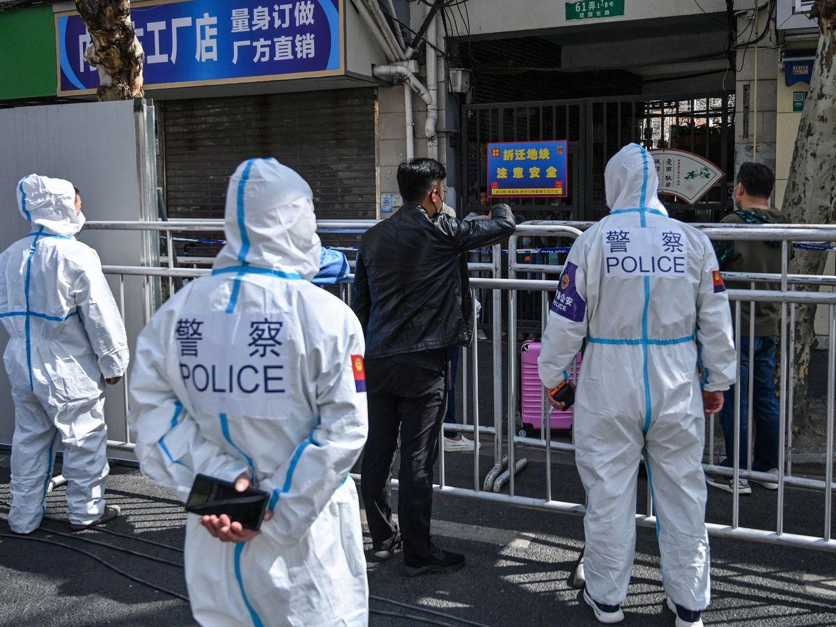 la police à shanghai contre le covid