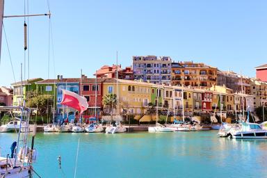 un village avec des maisons colorées au bord de la mer