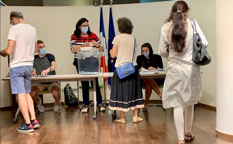 Dans le bureau de vote du Consulat de France à Bombay