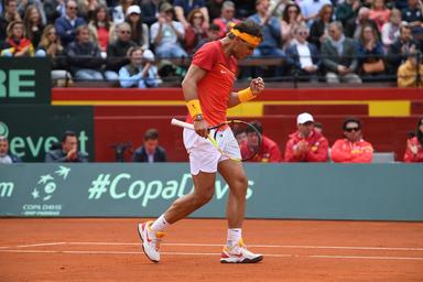 Le tennisman rafael nadal sur la terre battue 