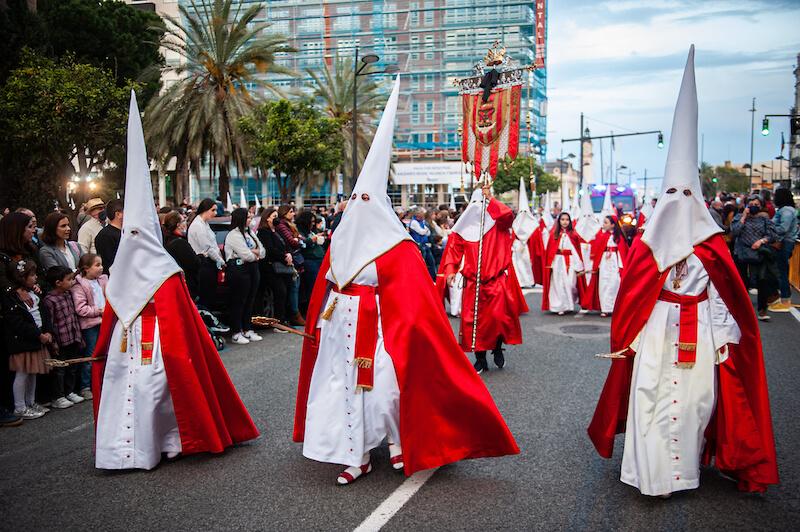 Défilé de Nazaréens en costume et avec leur cagoule