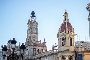 des tours avec un clocher et le ciel bleu