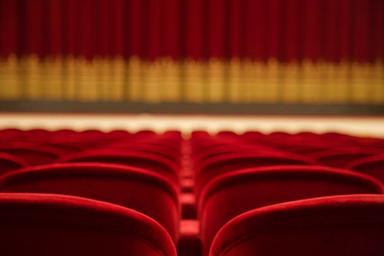 Salle de théatre avec de magnifiques sièges rouges