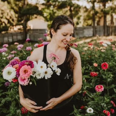 Alexandra Truchot de "Alex à la campagne" en train de tenir un bouquet de fleurs