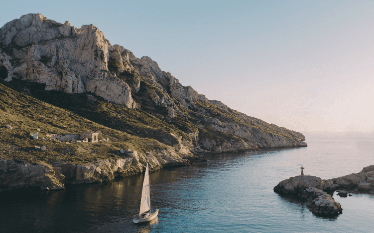 Voilier au large d'une côte 