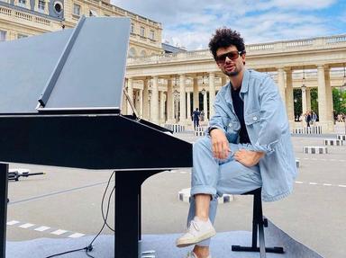 charles baptiste avec un piano et une veste bleu clair