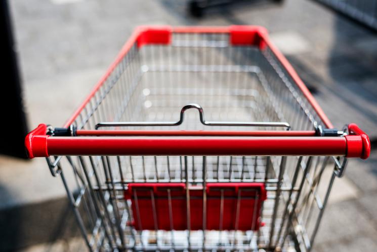 charriot vide dans un supermarché 