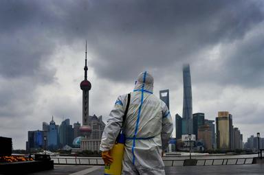 homme en blouse face à Lujiazui Shanghai