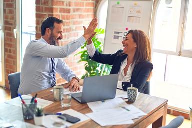 un employeur étranger et son employée en espagne