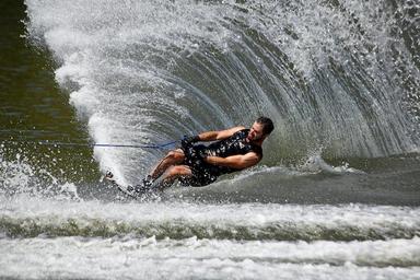 Un homme fait un grande vague avec son ski