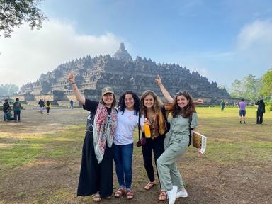 des jeunes filles visitent un lieu touristique