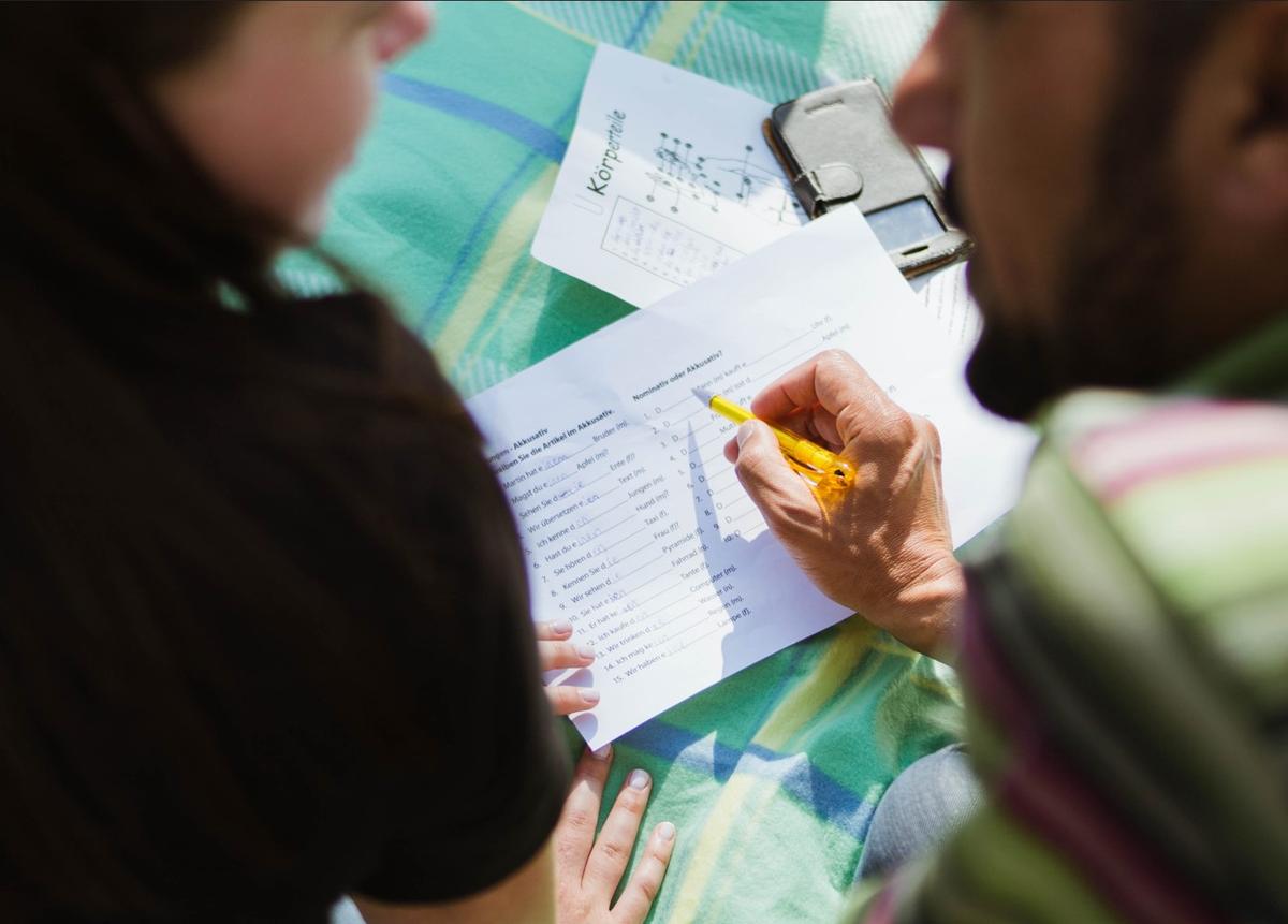 une professeure enseigne à son élève 