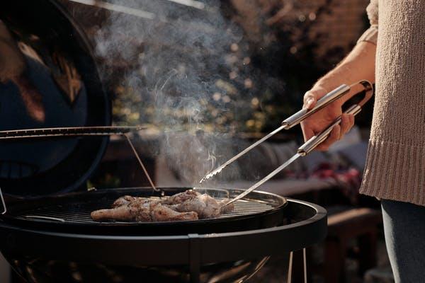 un jeune homme prépare un barbecue