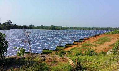 Une ferme de panneaux solaires au Sri Lanka