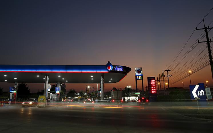 Une station essence la nuit en Thailande