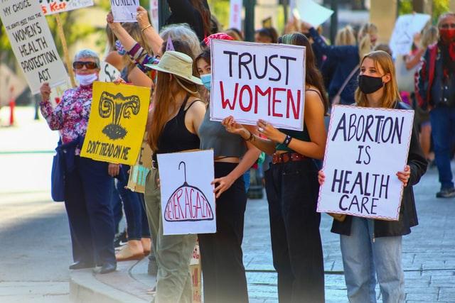 des personnes manifestant pour l'avortement en Floride