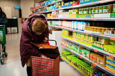 Une femme fait ses courses dans un supermarché en Espagne