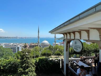 Vue sur le Bosphore depuis le sosyal tesisi de Cihangir (rive européenne) 