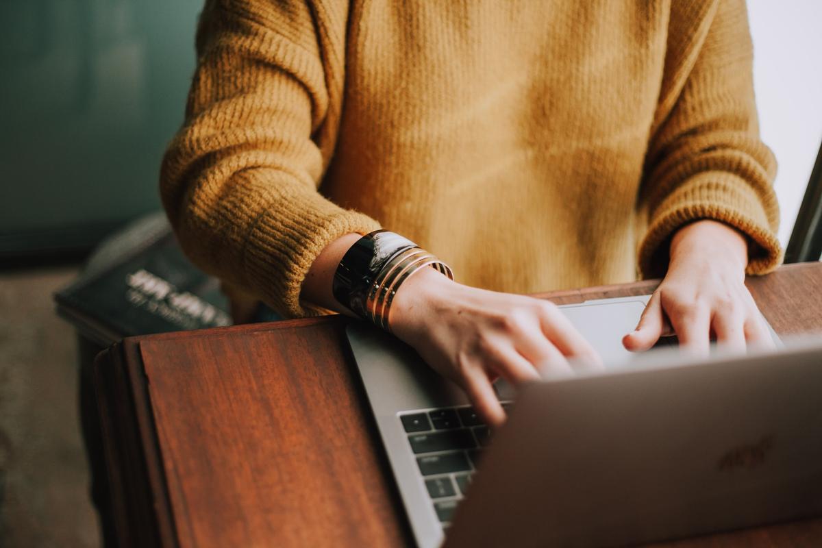 une personne en train de teletravailler en espagne pour une entreprise étrangère