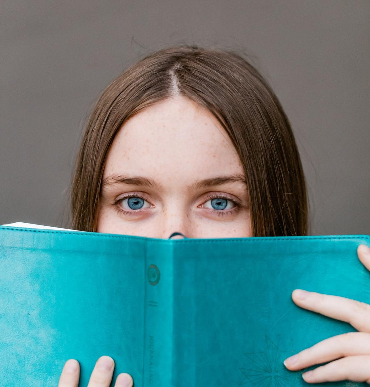 Une jeune fille qui étudie en Australie lit un livre 