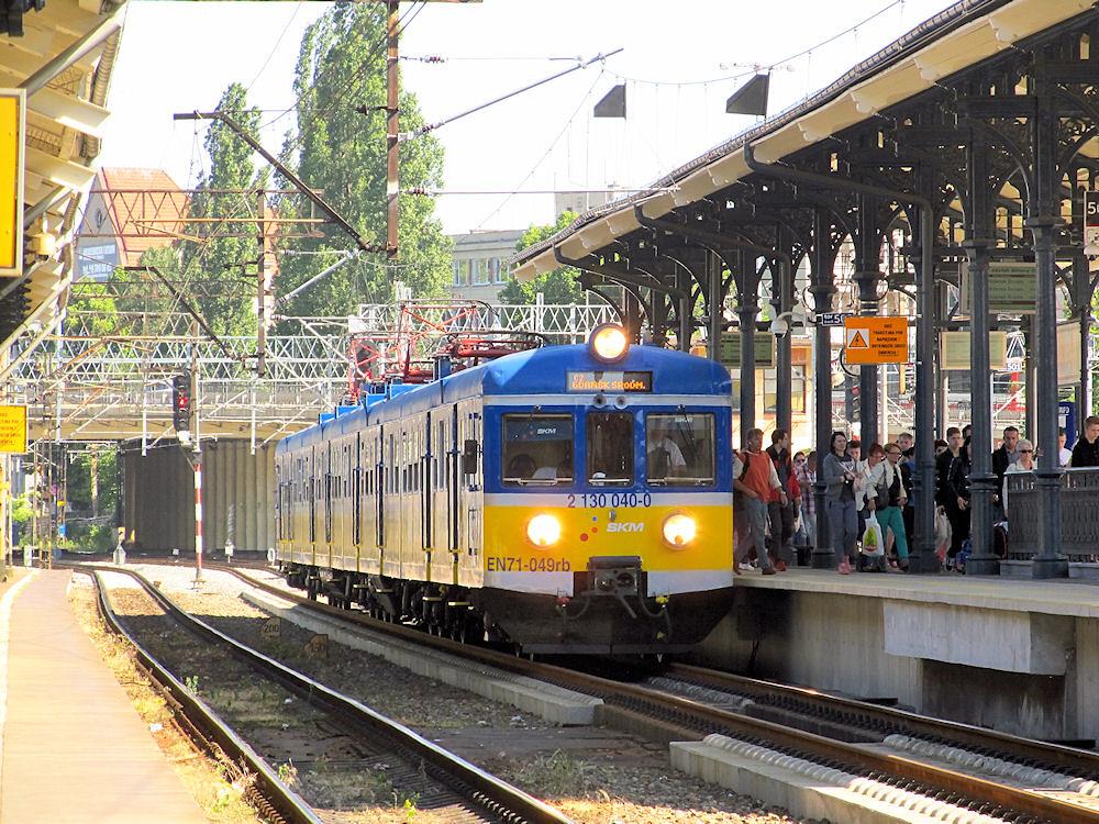 Un train SKM, caractérisée par ses couleurs bleu et jaune, à la gare Centrale de Gdansk (crédit : Janusz Jakubowski, CC BY-SA 2.0)